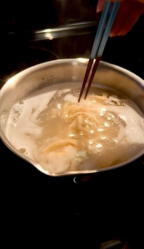 Boiling udon noodles until chewy and soft