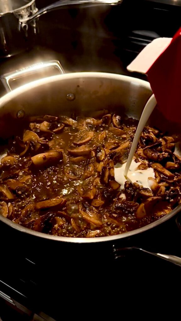 Adding cream to mushroom udon sauce
