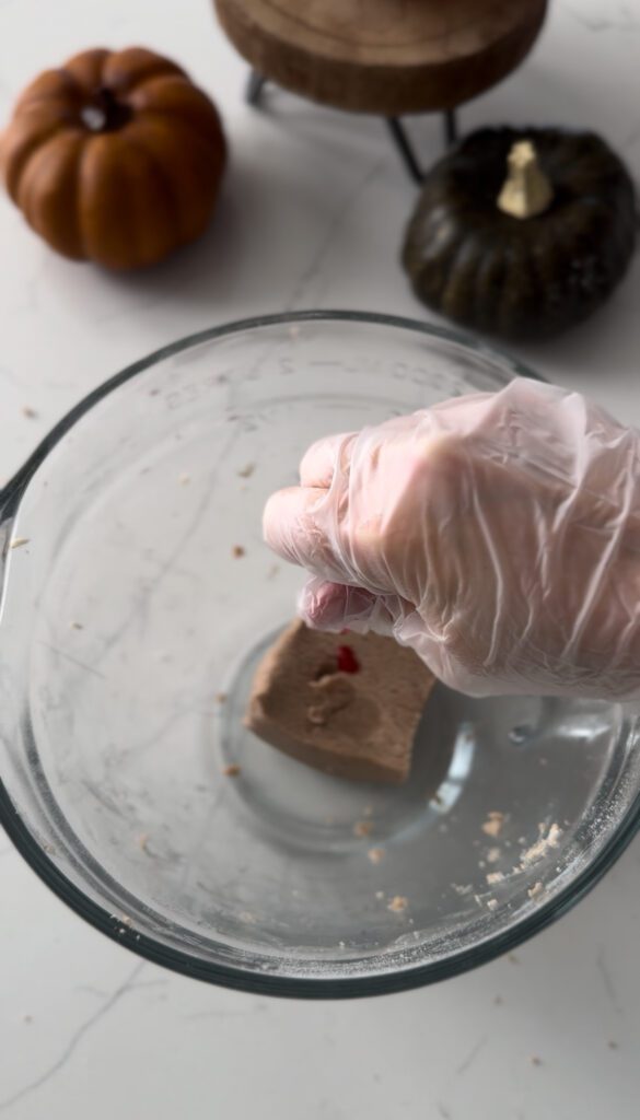Putting food coloring in concha paste